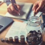 Homem calcula o total de rollover necessário ApostaBR