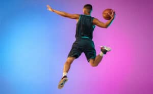 Jogador lanca sua bola para a cesta no basqueteapostasembasquete