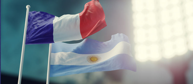 Bandeira da Argentina e França com holofote ao fundo