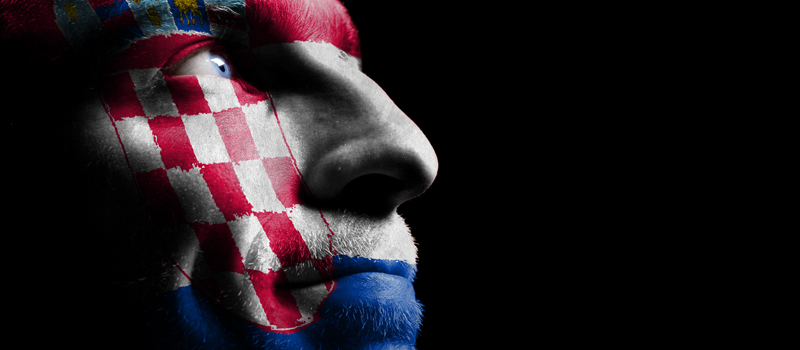 Homem com rosto pintado com bandeira da Croácia